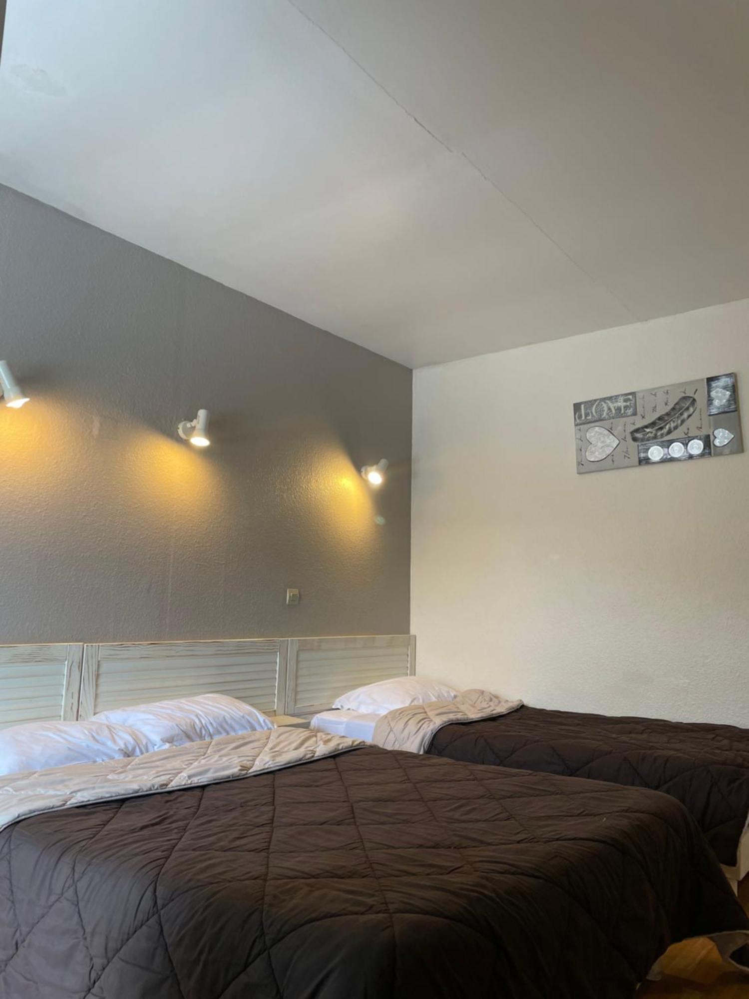 Hotel Auberge Des Charmilles Sainte-Soulle Quarto foto